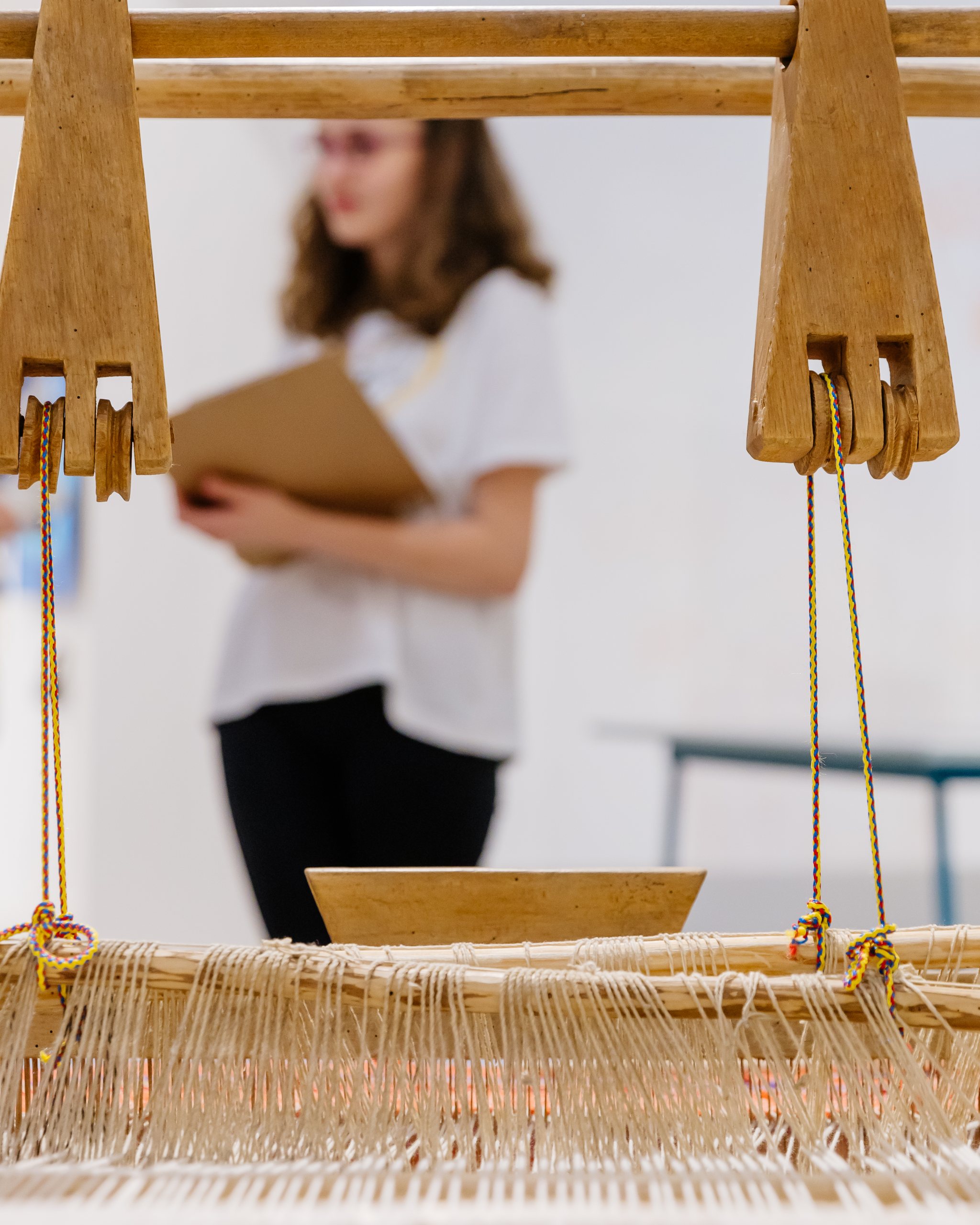 Itinerarea expoziției „Woven Secrets / Secrete Întrețesute” – Asociația FABER