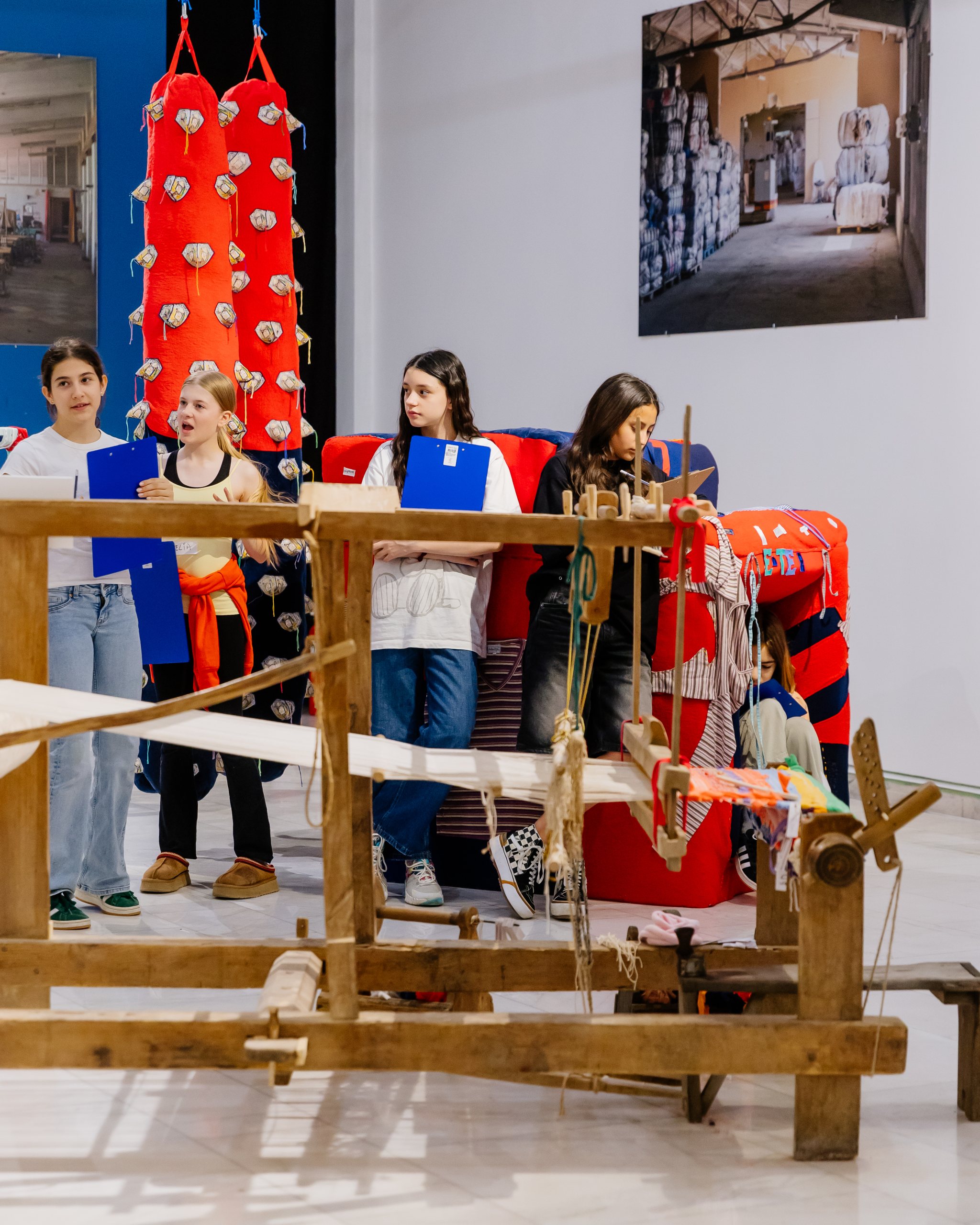 Itinerarea expoziției „Woven Secrets / Secrete Întrețesute” – Asociația FABER