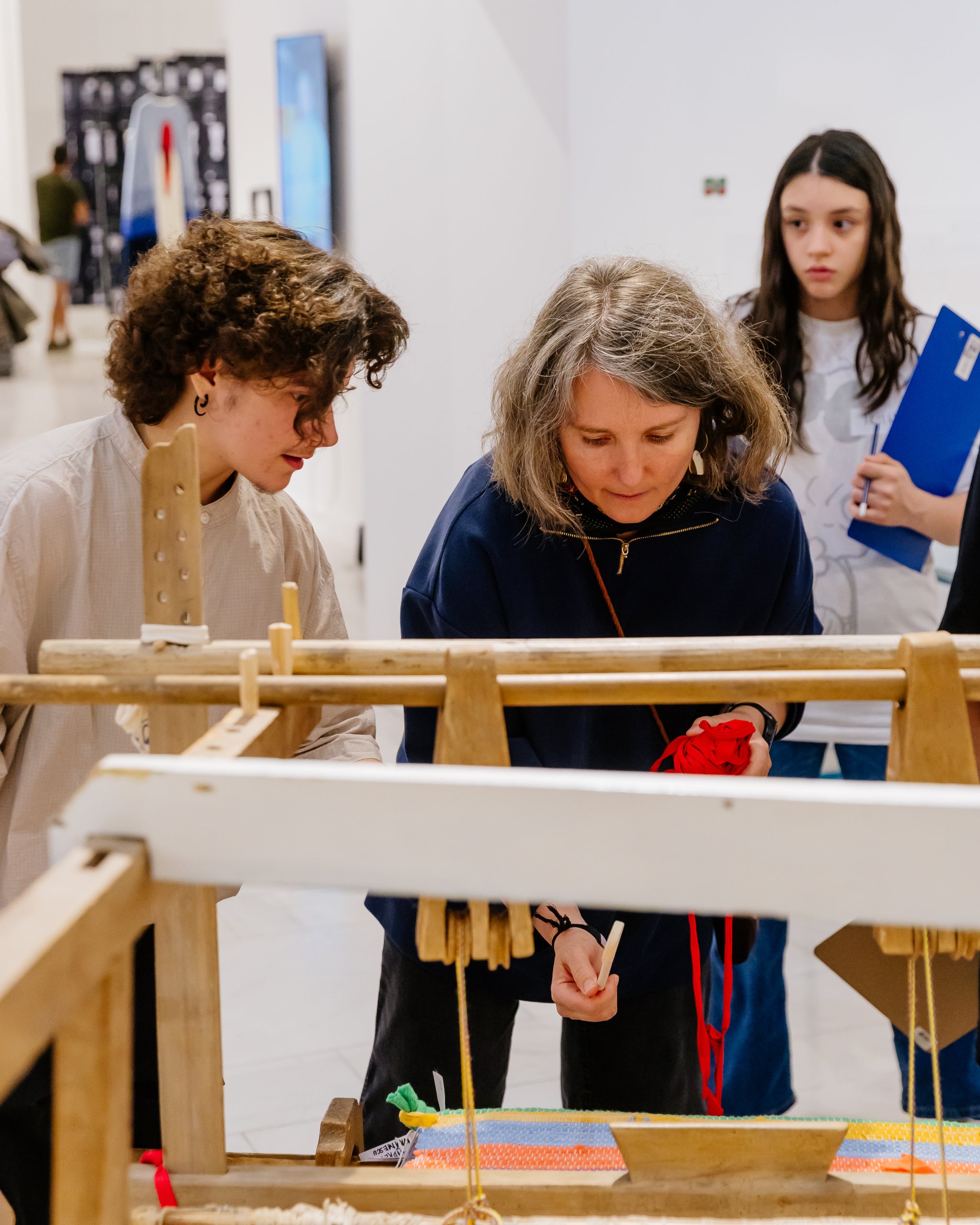 Itinerarea expoziției „Woven Secrets / Secrete Întrețesute” – Asociația FABER