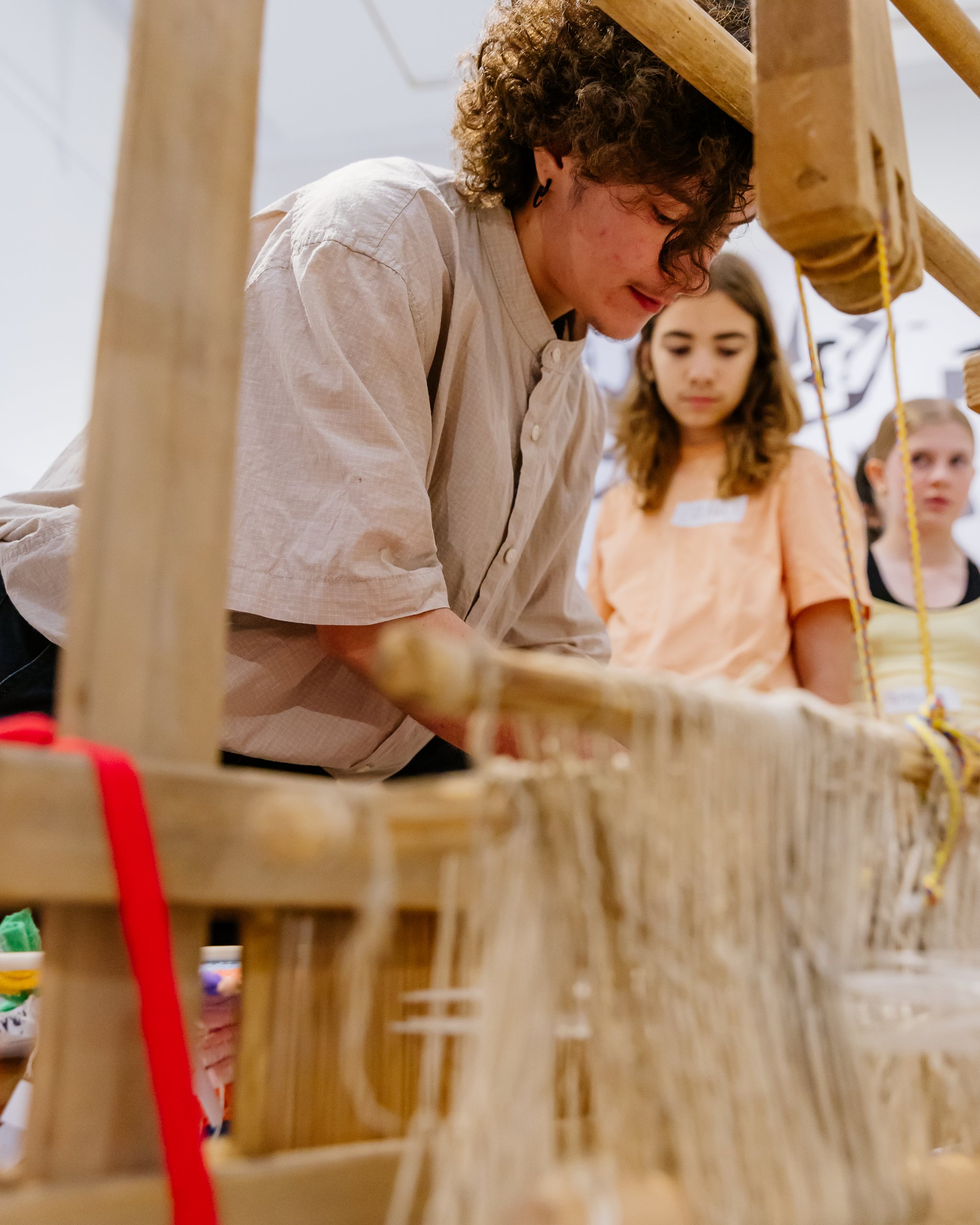Itinerarea expoziției „Woven Secrets / Secrete Întrețesute” – Asociația FABER