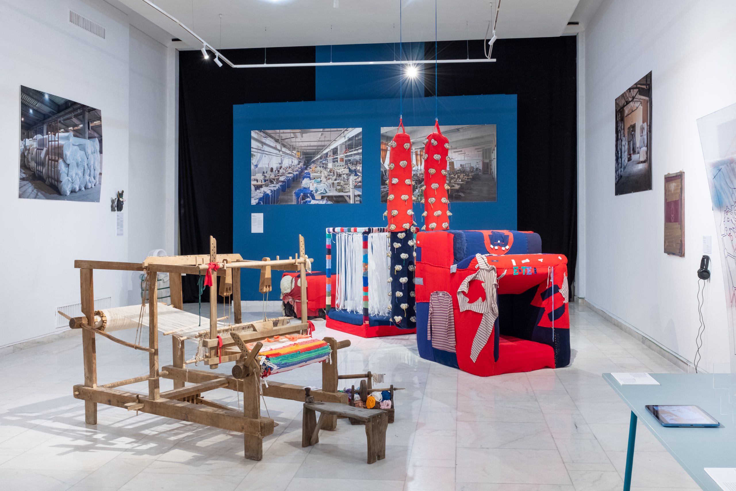Itinerarea expoziției „Woven Secrets / Secrete Întrețesute” – Asociația FABER
