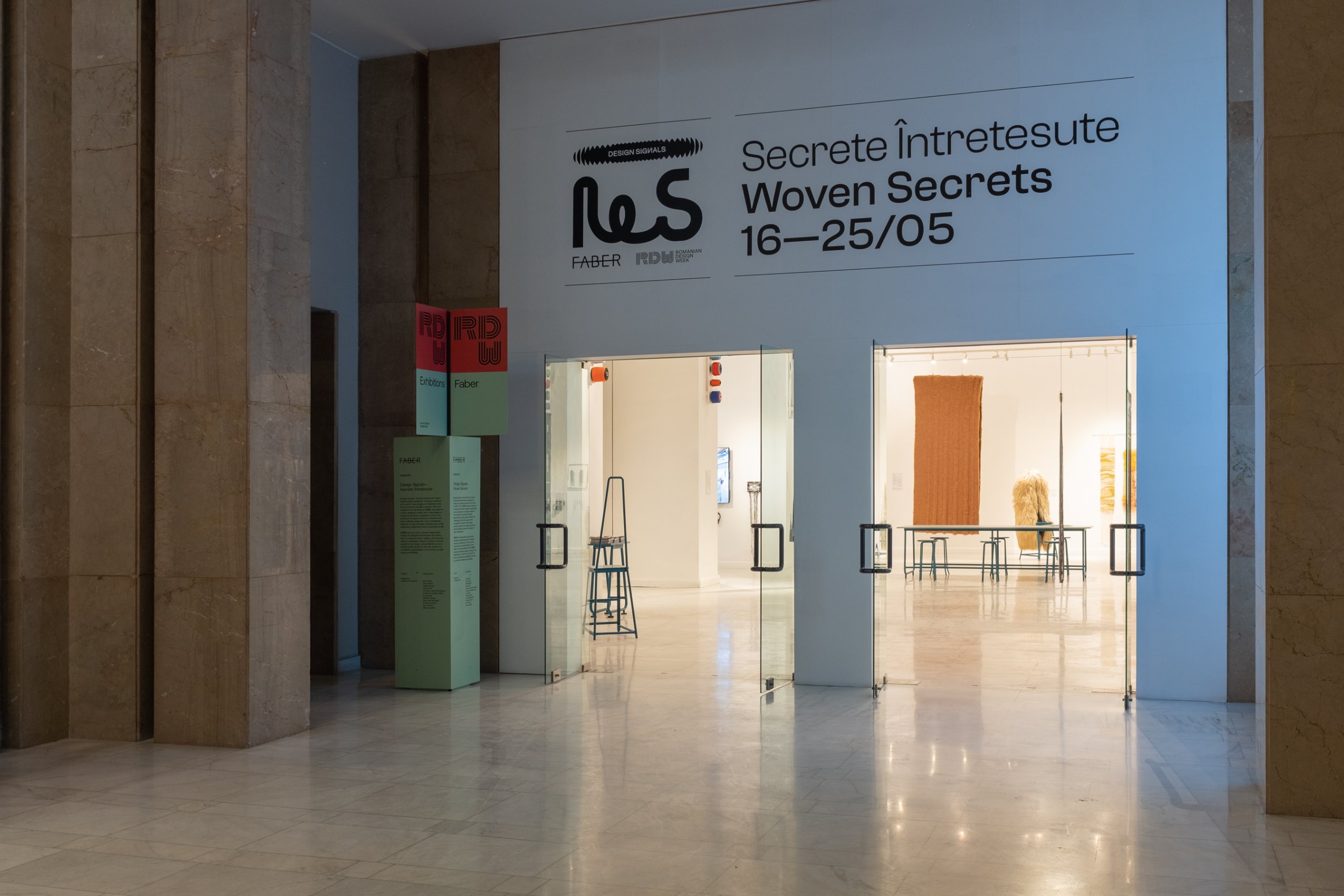 Itinerarea expoziției „Woven Secrets / Secrete Întrețesute” – Asociația FABER