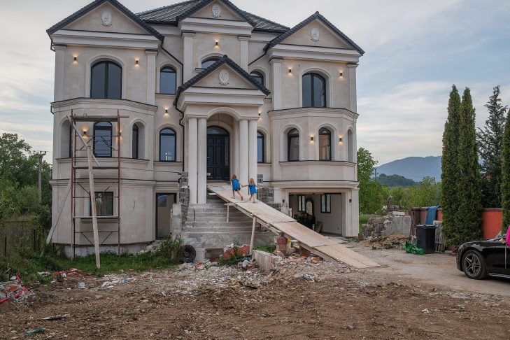 Mândrie și beton – după 10 ani: documentare fotografică a satelor din Țara Oașului în contextul migrației – Centrul de Fotografie Documentară (CdFD)