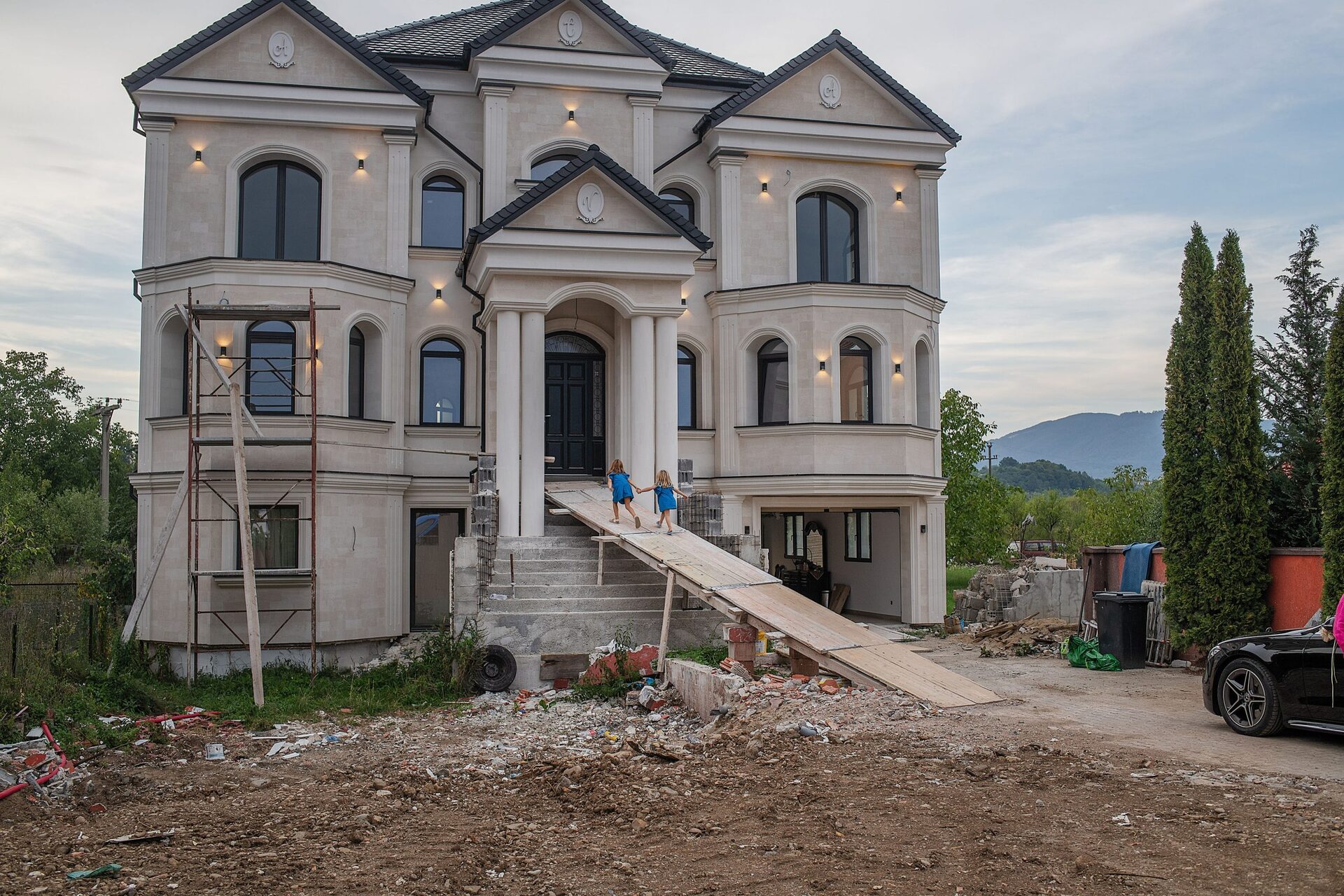 Mândrie și beton – după 10 ani: documentare fotografică a satelor din Țara Oașului în contextul migrației – Centrul de Fotografie Documentară (CdFD)